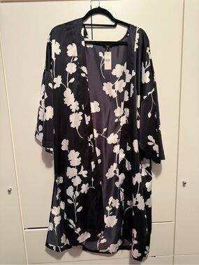 Ann Taylor Black and White Floral Kimono Blouse